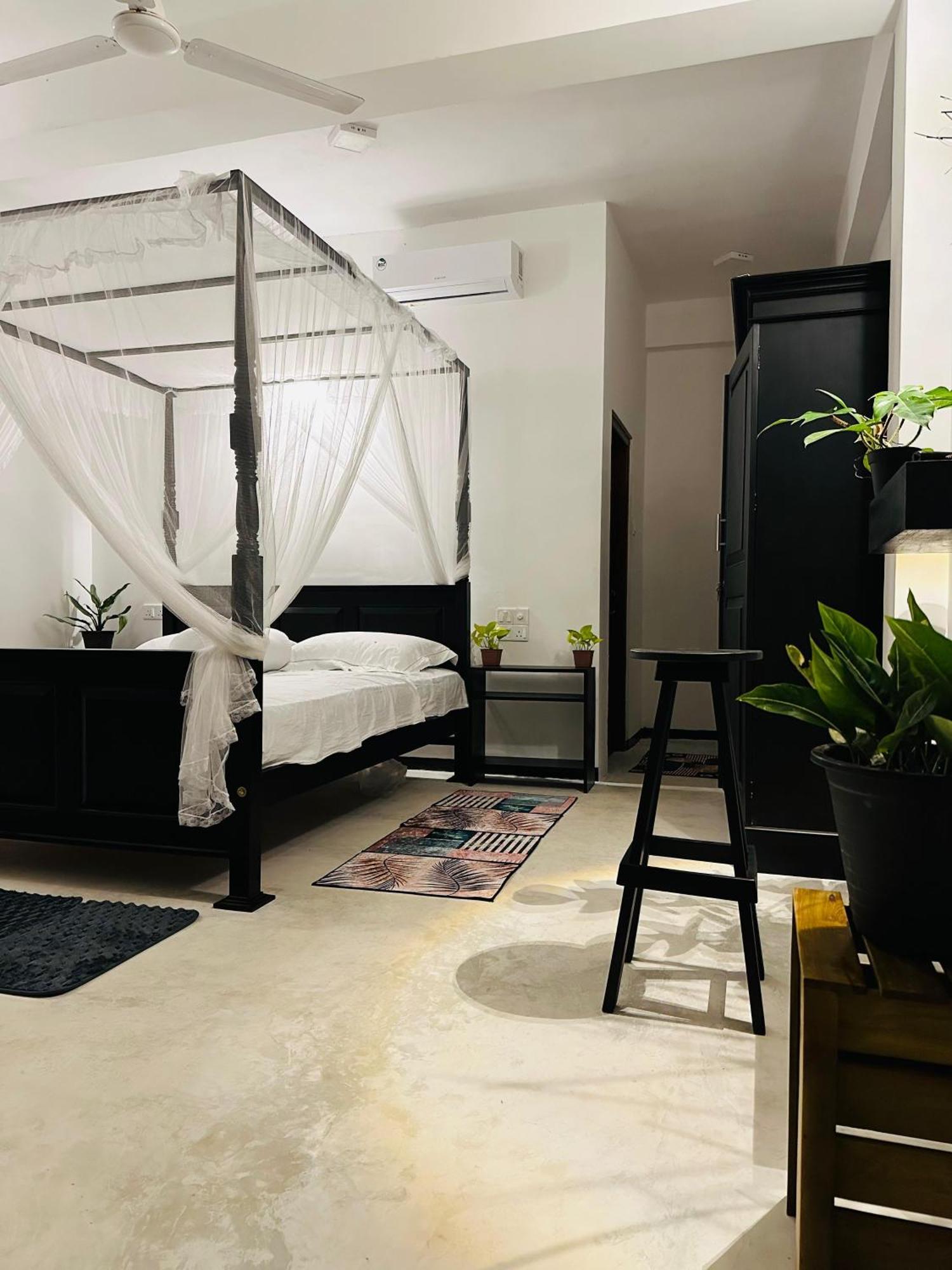 La Fiesta Bed and Breakfast Weligama Buitenkant foto